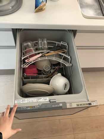 スライド式ビルトイン食洗機リンナイRSW-404Aに汚れた食器をセットする