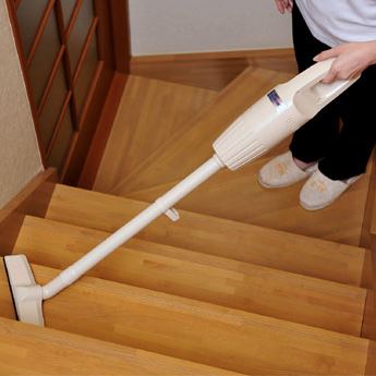 階段の掃除はコードレスクリーナーを使って楽に行う