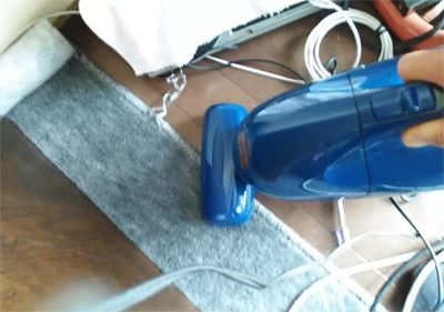 ハンディクリーナーで狭い場所の掃除も楽々できる。