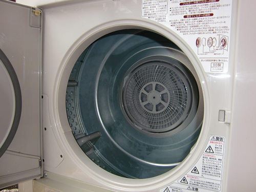 衣類乾燥機は縦型に回転するので、乾燥が早い。