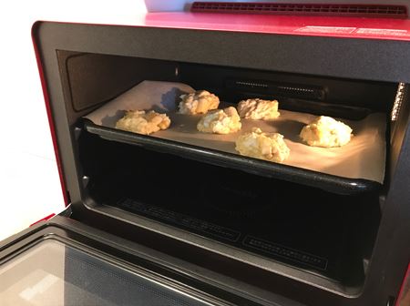 「シャープオーブンレンジヘルシオAXXP200」で作るスコーンの様子オーブンの中に入れる
