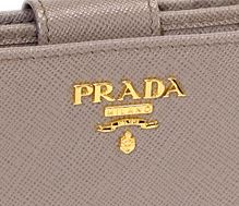 プラダの財布のロゴ