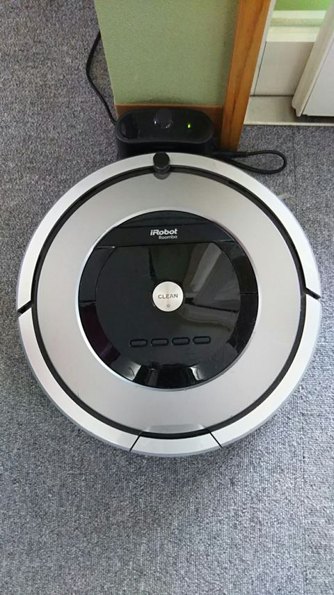 「iRobot Roomba ロボット掃除機 ルンバ800シリーズ876」充電中